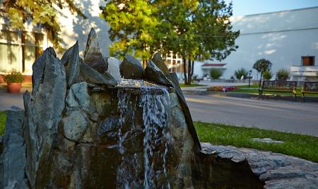 Фонтан у первого спального корпуса