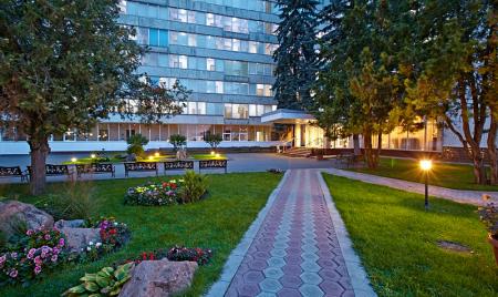 Вечерний вид на главный вход