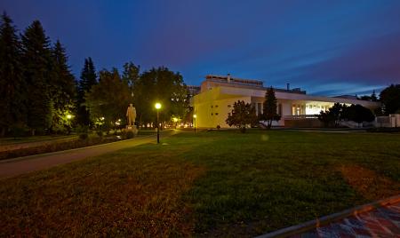 Вечерний вид на главную аллею