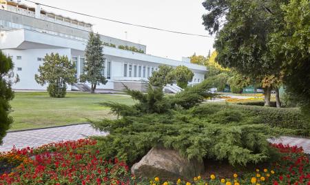 Клумба у первой проходной