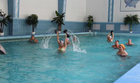 Лечебное плавание в бассейне (аква аэробика)